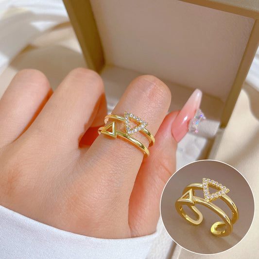 Anillo minimalista de latón chapado en oro con forma de triángulo para mujer