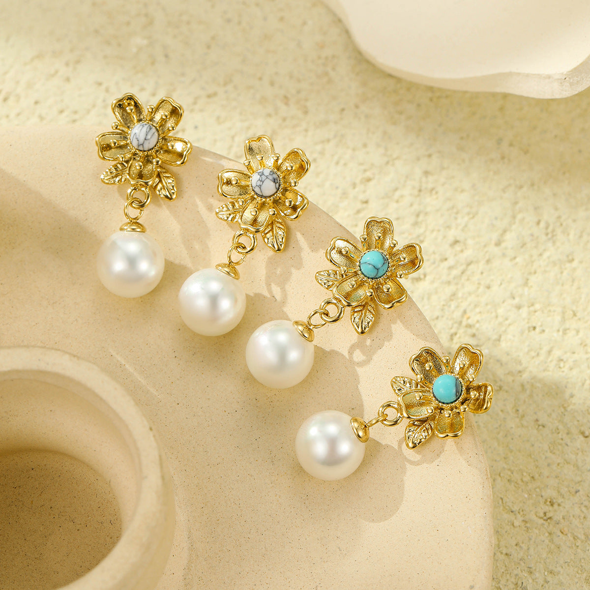 Pendientes colgantes florales de estilo vintage con piedras naturales y detalles de perlas en acero inoxidable con acabado chapado para mujer