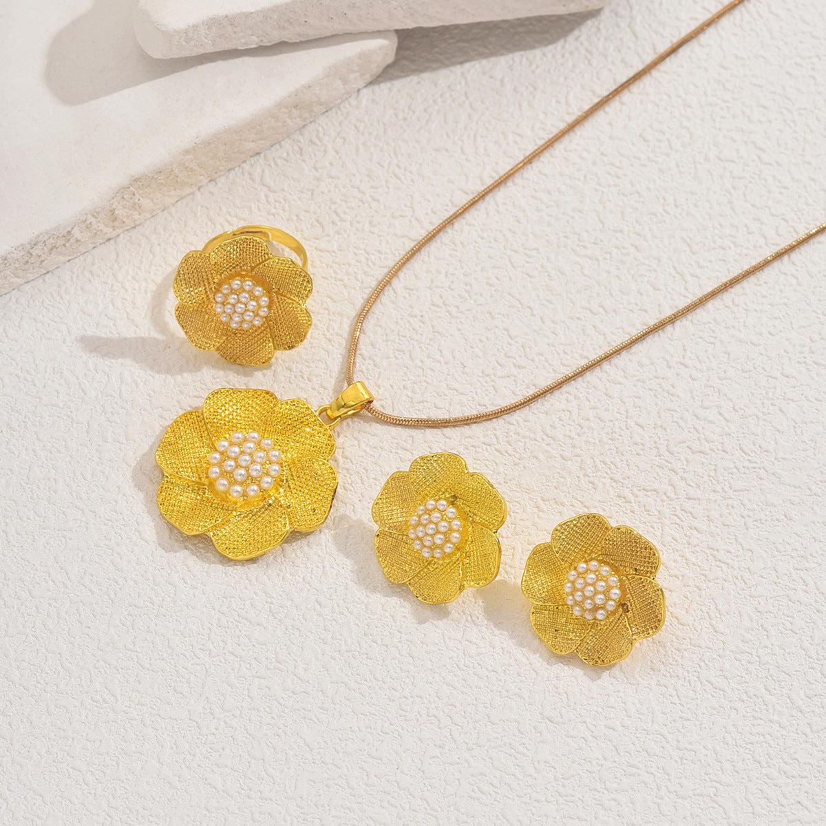 Set di collana, orecchini e anello in lega con motivi floreali geometrici da donna, con intarsi in perle e design a fascia aperta