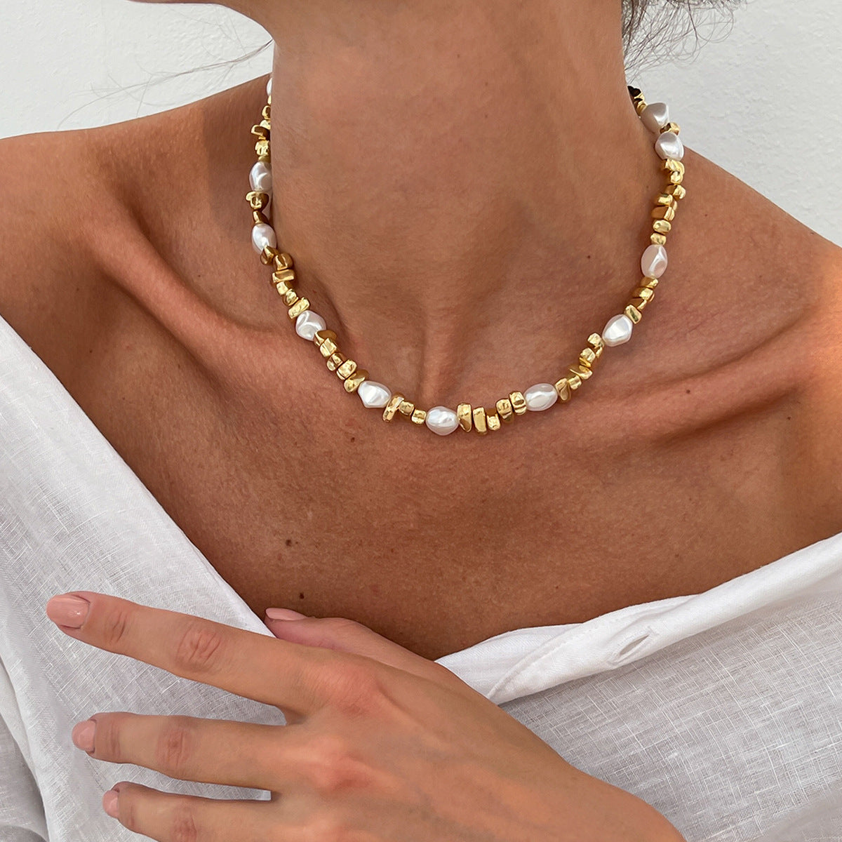 Collana Girocollo Minimalista con Perla Finta a Stella da Donna con Pendente in Lega Placcata Oro e Dettagli a Frange Irregolari