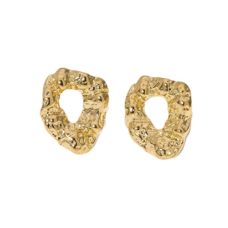 Orecchini a perno da donna minimalisti in acciaio inossidabile con texture irregolare martellata e placcatura in oro 18 carati