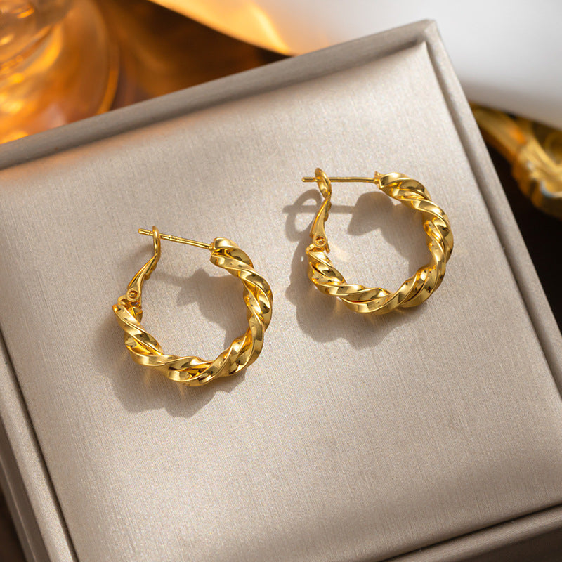 Elegantes aretes de aro de acero de titanio chapados en oro con diseño geométrico minimalista para mujer con detalle de cuerda trenzada