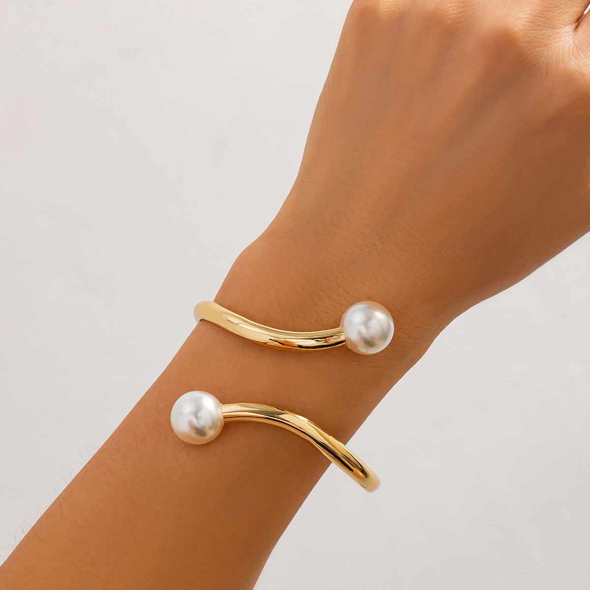 Pulsera de aleación con acabado galvanizado y detalles perlados, diseño geométrico retro de líneas irregulares y abertura de muelle