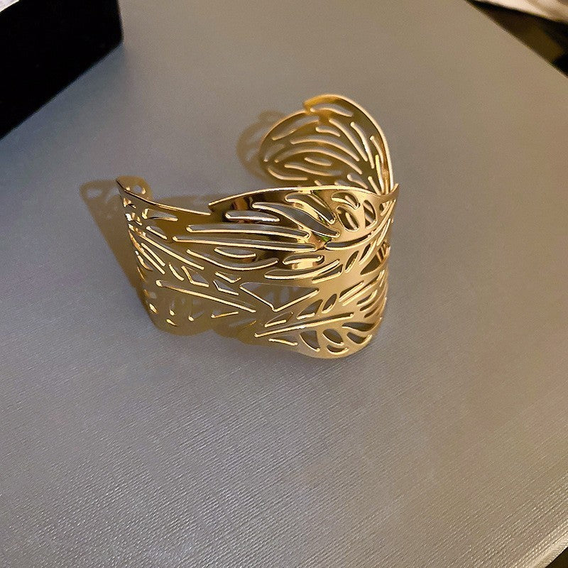 Pulsera Cóncava Irregular Minimalista para Mujer en Aleación de Latón con Acabado Galvánico
