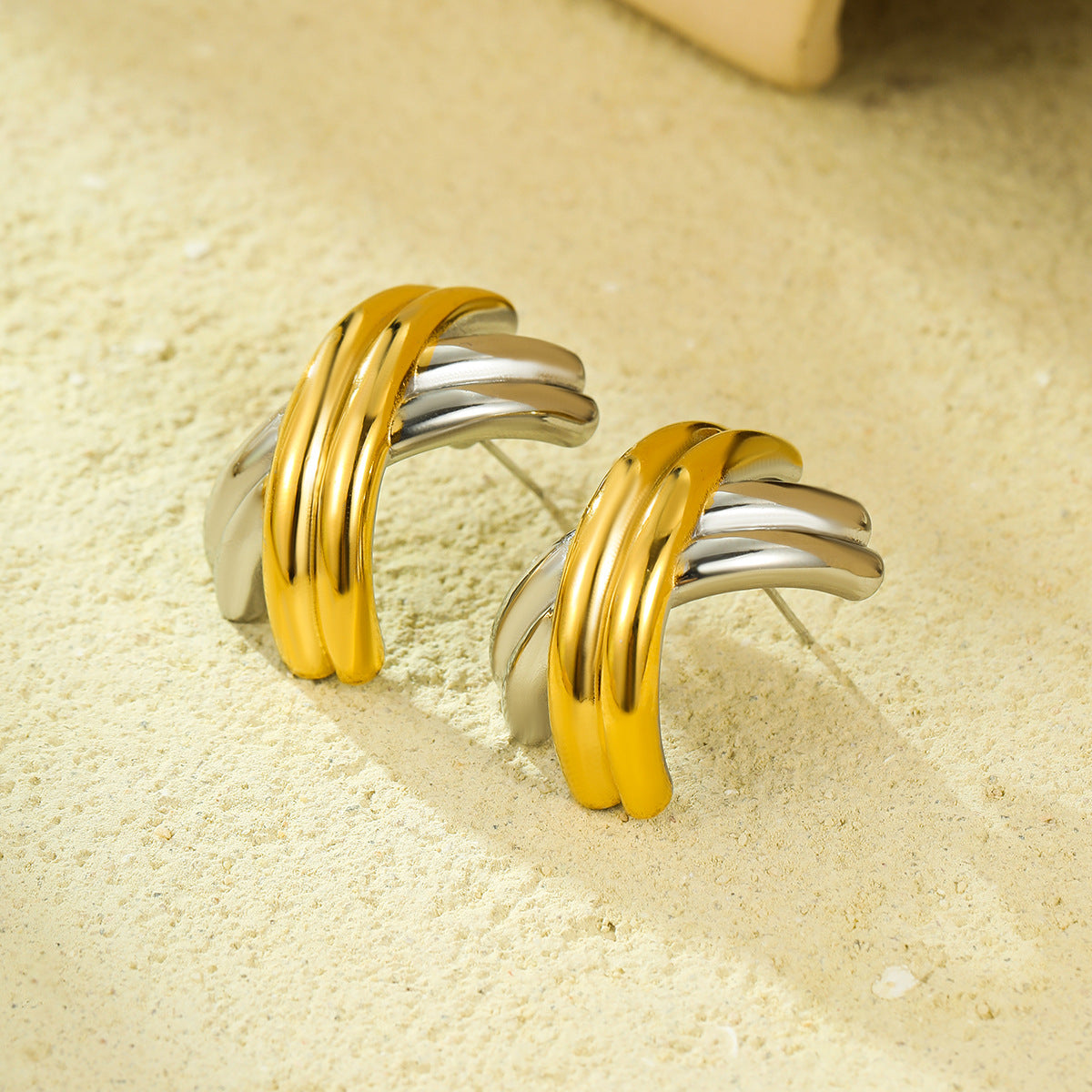 Orecchini a perno geometrici a forma di X in acciaio inossidabile minimalista con placcatura in oro 18 carati da donna