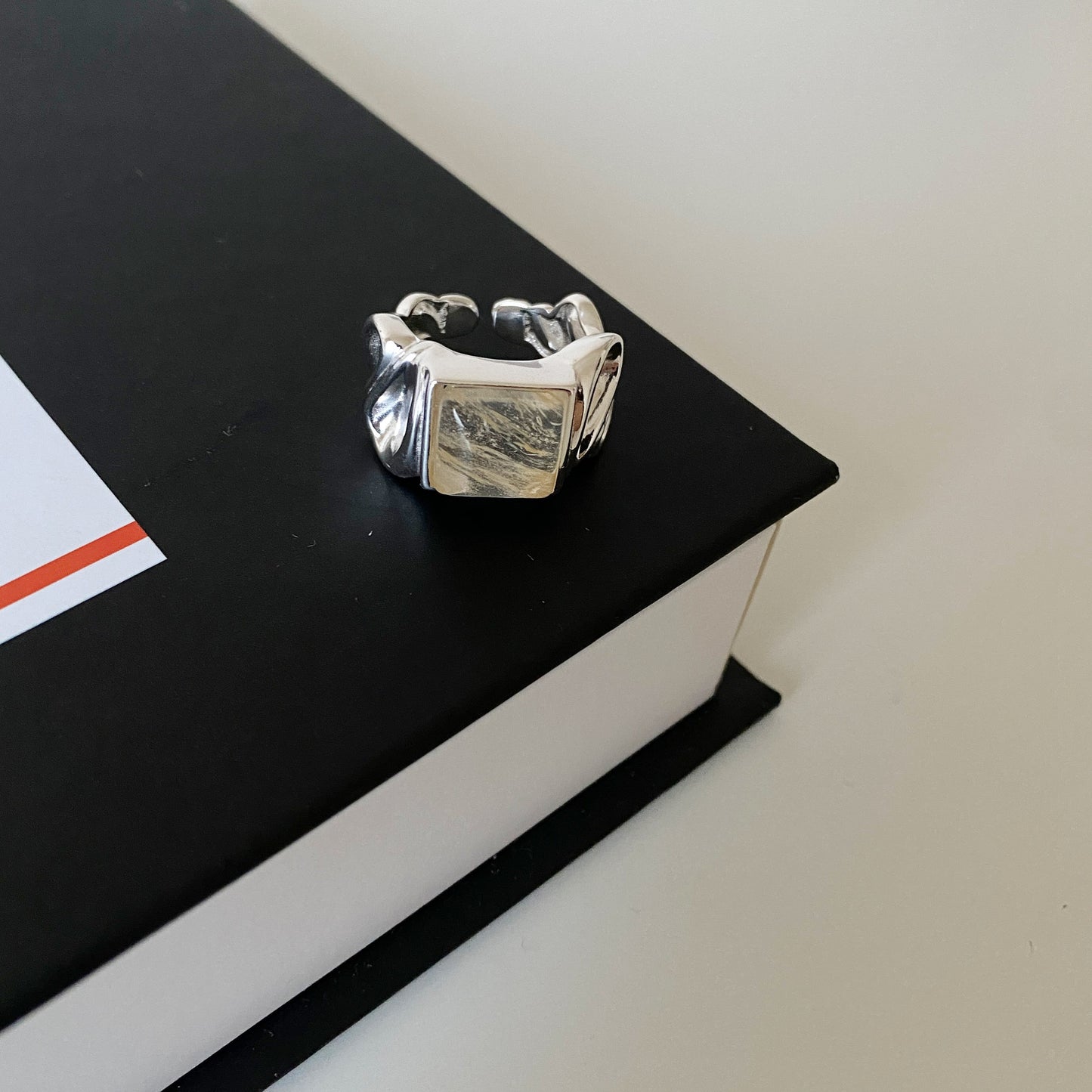 Anello Minimalista Geometrico in Argento Sterling S925 con Superficie Irregolare Testurizzata e Accento in Pietra Naturale
