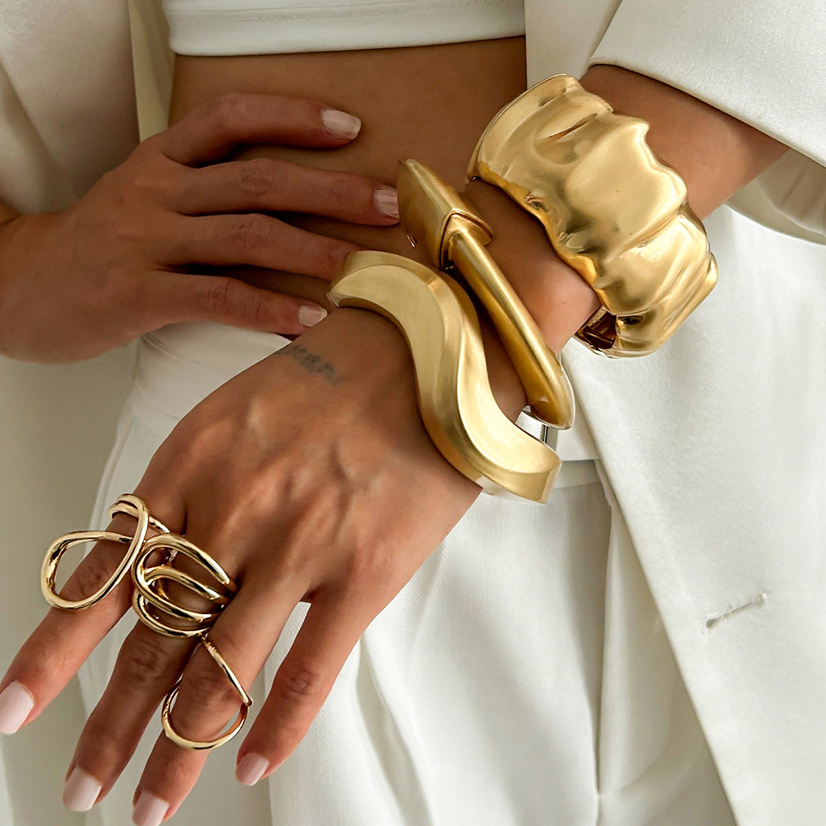 Pulsera de brazalete abierto ondulado irregular minimalista con cierre de resorte en acabado chapado en aleación para mujer