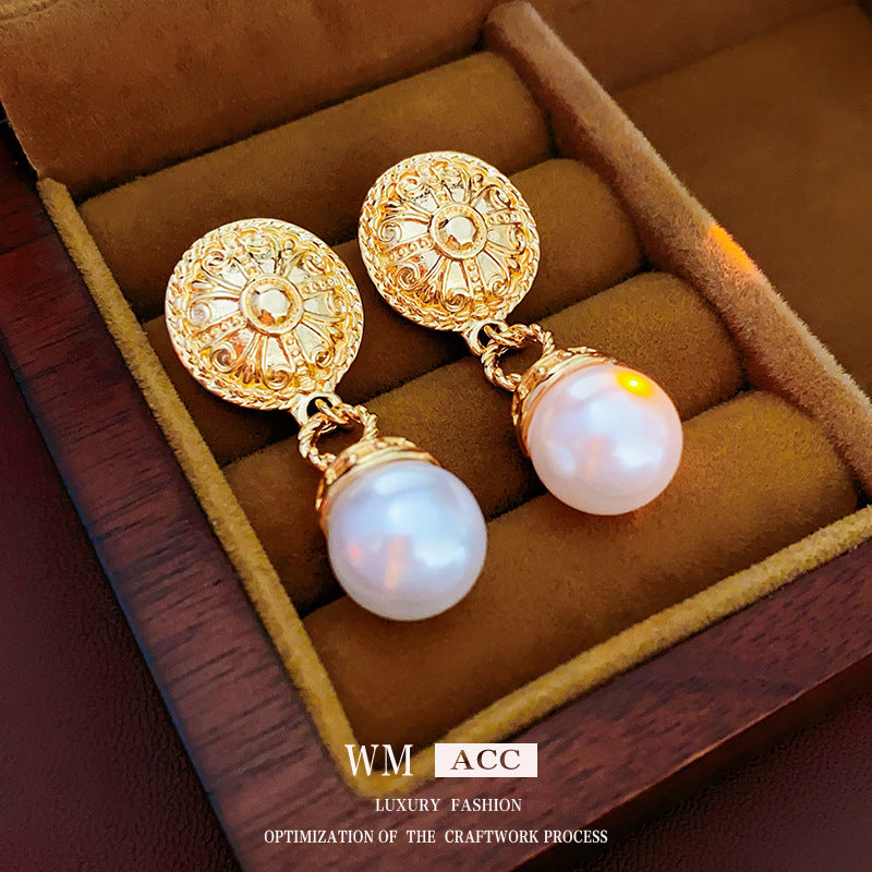 Orecchini a perno da donna vintage in metallo geometrico con perla, dettagli incisi e perni in acciaio inossidabile placcato argento