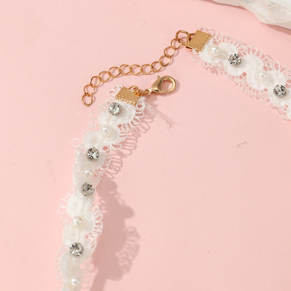 Collar Minimalista con Colgante de Perla para Niñas con Detalles de Diamantes de Imitación, Collar Ajustable del Tamaño de una Niña en Tono Blanco