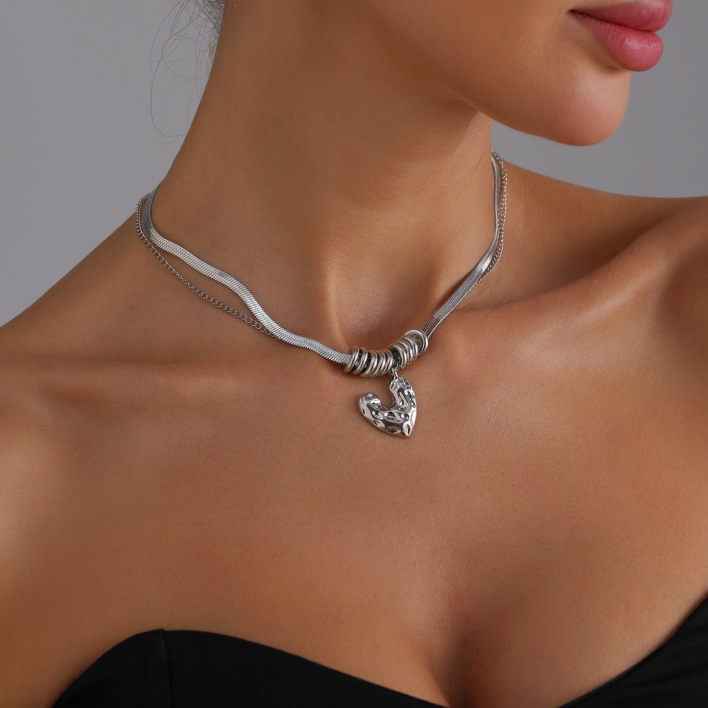 Fashionable Heart-Shaped Alloy Pendant Necklace for Women with Plated Finish on Delicate Snake Chain Minimalist Elegant Jewelry
