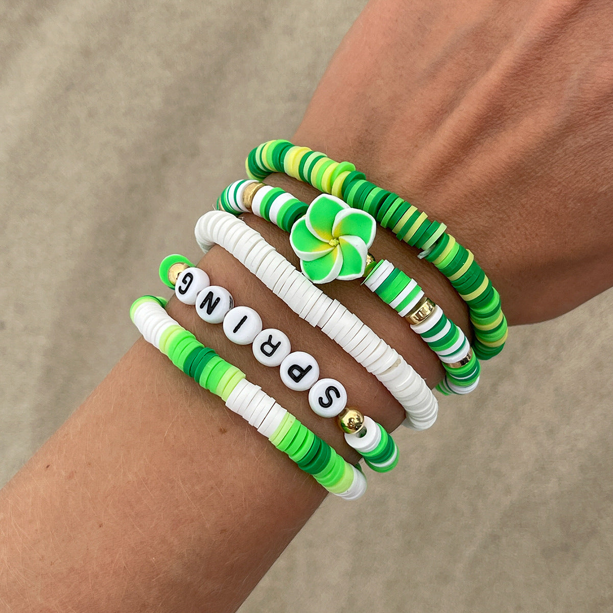 Set di bracciali in argilla polimerica a forma di fiore, in stile bohémien da spiaggia, con perline colorate e lavorazione artigianale