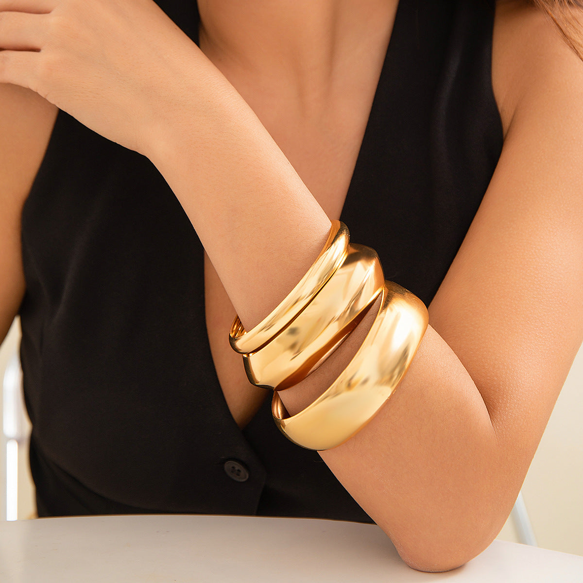 Juego de pulseras de aleación con superficie de arco geométrico exagerado y acabado chapado para mujer