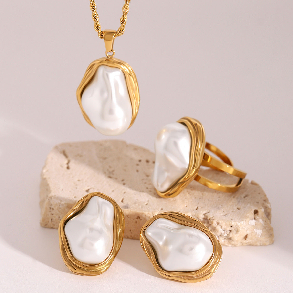 Elegant Geometric Stainless Steel 18K Gold Plated Pearl Necklace for Women