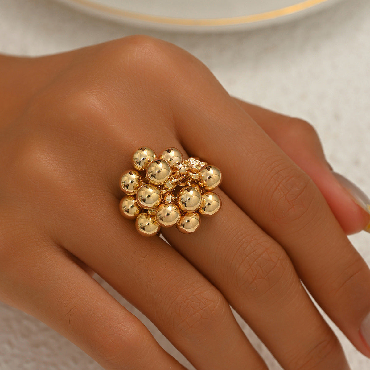 Anillo llamativo geométrico de moda para mujer en aleación de zinc con acabado chapado y banda abierta ajustable