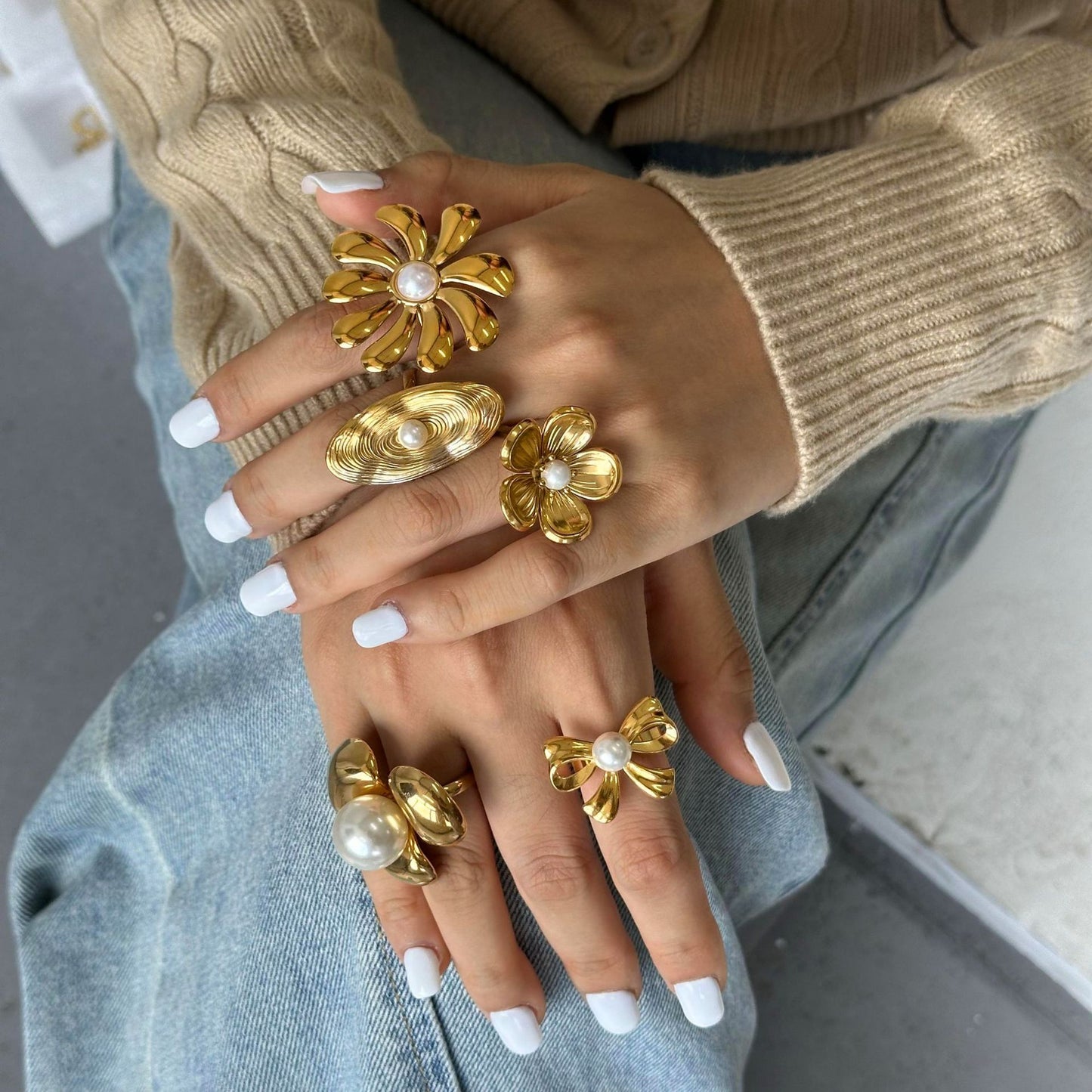 Elegante Anillo de Flor Chapado en Acero Inoxidable con Incrustaciones de Perlas para Mujer