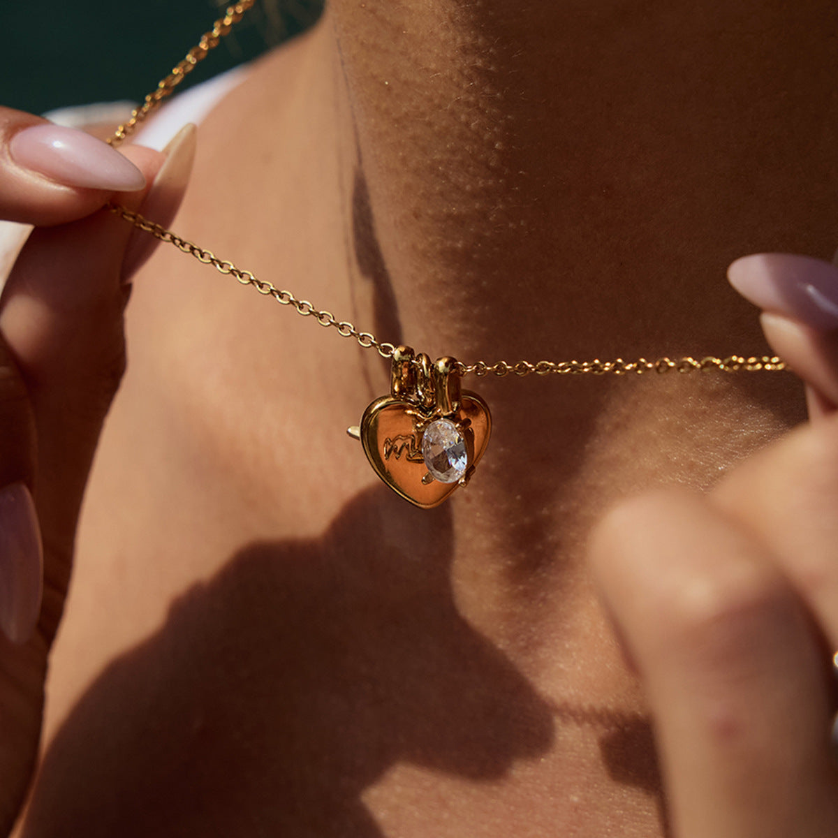 Collana da donna a forma di cuore, minimalista, in acciaio inossidabile, con strass intarsiati e finitura placcata