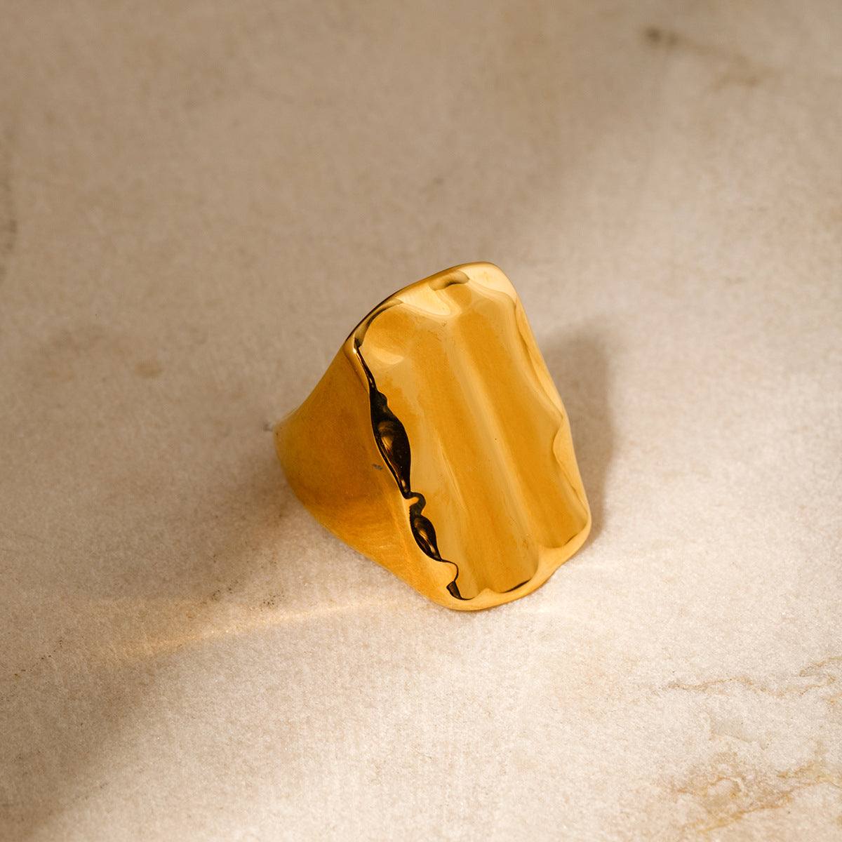 Anello in acciaio inossidabile con texture geometrica stile Ins con placcatura in oro 18 carati da donna