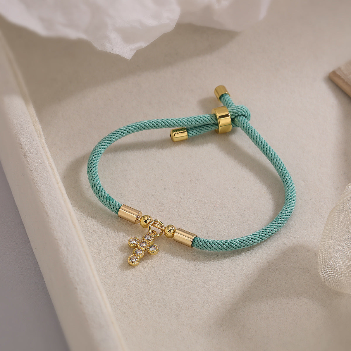 Bracciale da donna alla moda con ciondolo a croce geometrica, regolabile con coulisse, placcato oro e intarsio di zirconi