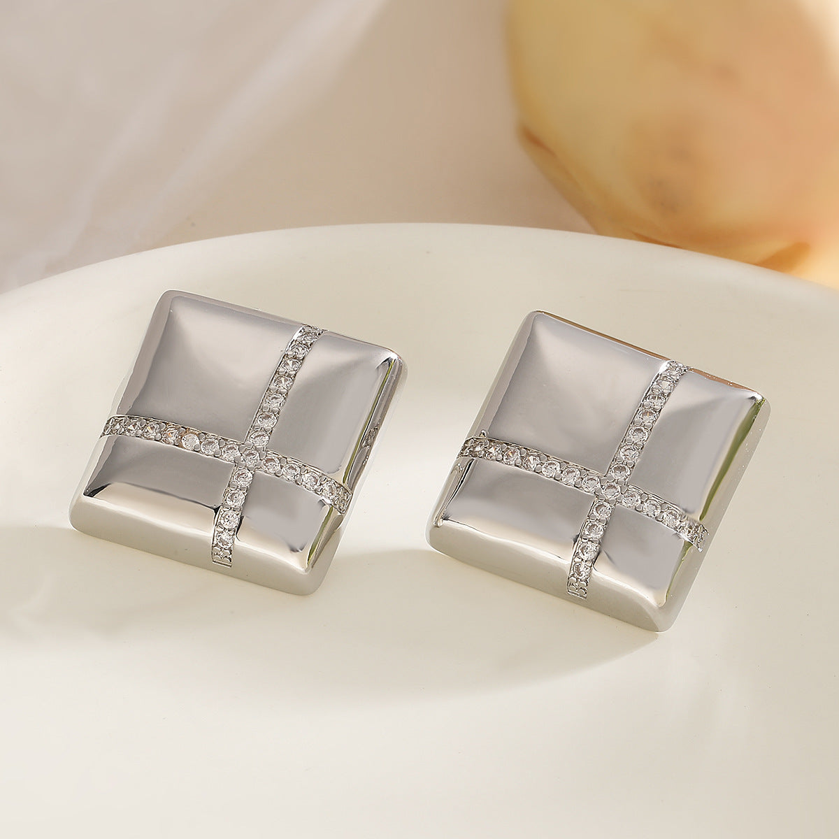 Orecchini a perno geometrici minimalisti da donna con base in rame placcato in oro 18 carati e zirconi micropavé