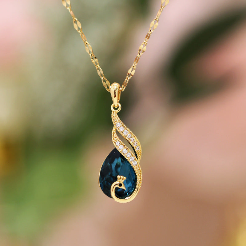 Collana Unisex in Acciaio al Titanio con Pendente a Forma di Pavone Blu e Fiori, Placcato Oro 18K