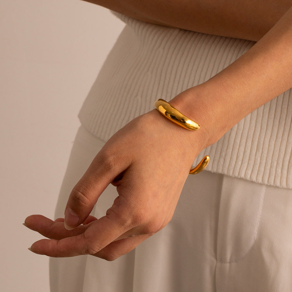 Pulsera de puño abierto con ondas geométricas estilo Ins, de acero inoxidable chapado en oro de 18 quilates con incrustaciones de perlas para mujer