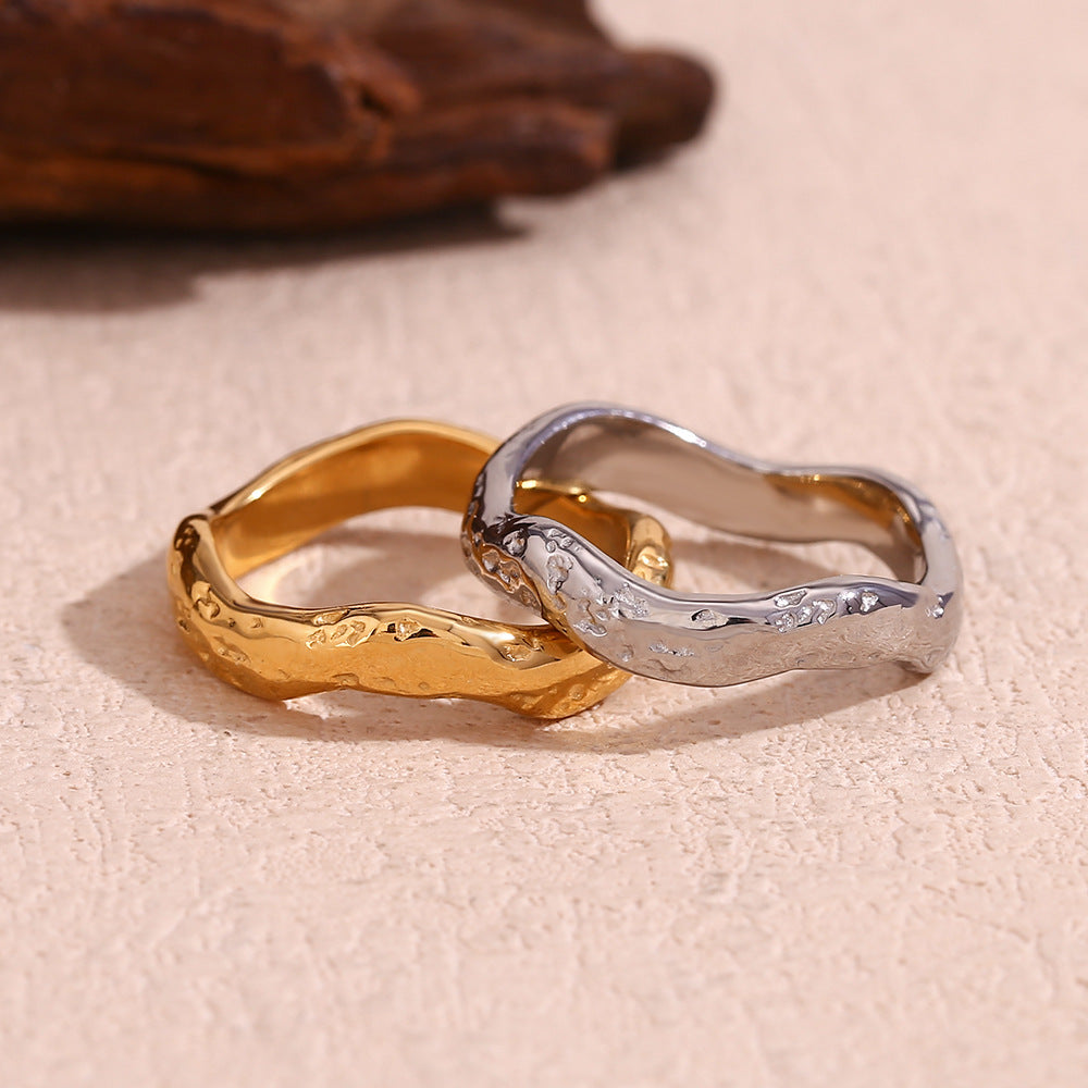 Anello da donna in acciaio al titanio ondulato ispirato al vintage con placcatura in oro 18 carati e texture martellata