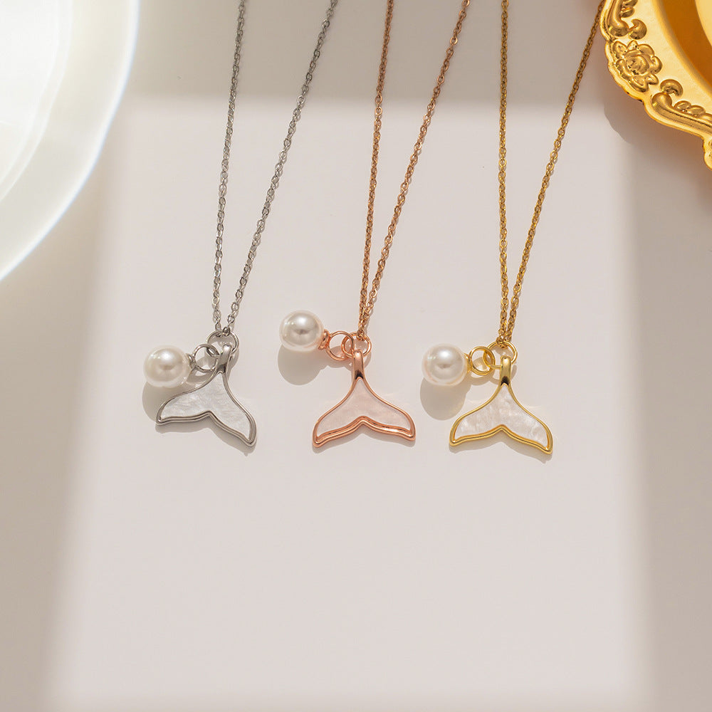 Collana con pendente a coda di pesce geometrica con perla da donna in acciaio al titanio placcato oro