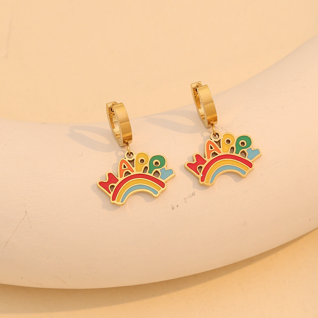 Collana con ciondolo in resina a forma di arcobaleno a cartone animato con accenti floreali turchesi e catena a serpente in acciaio inossidabile da donna