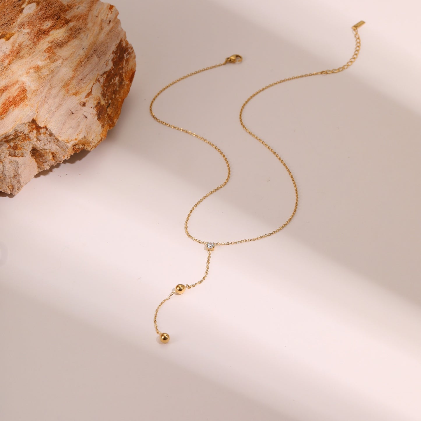 Collana a Y minimalista da donna in acciaio inossidabile con zircone, finitura placcata oro e dettaglio a nappina