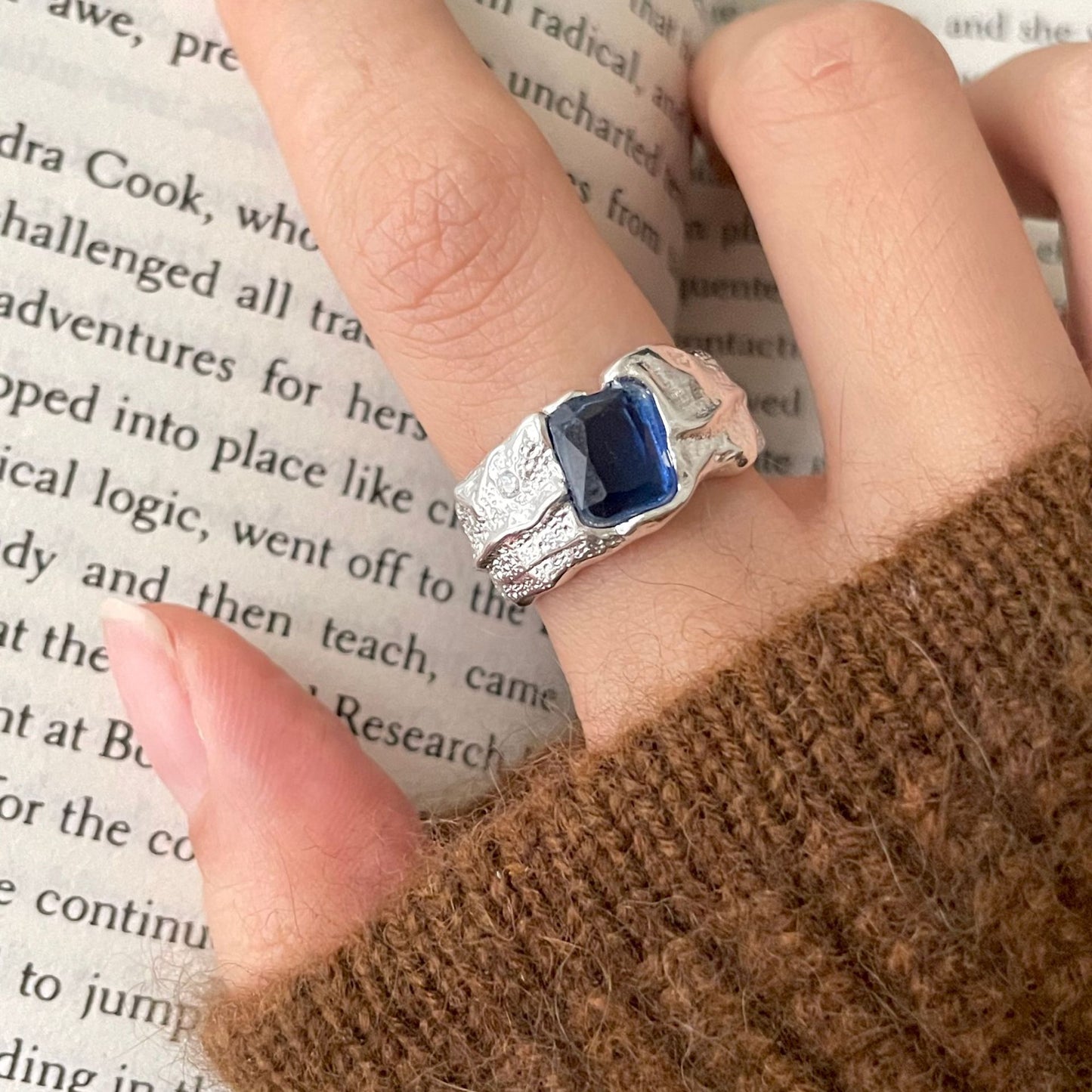 Anillo Minimalista de Plata de Ley 925 con Baño Geométrico y Textura de Zafiro Azul